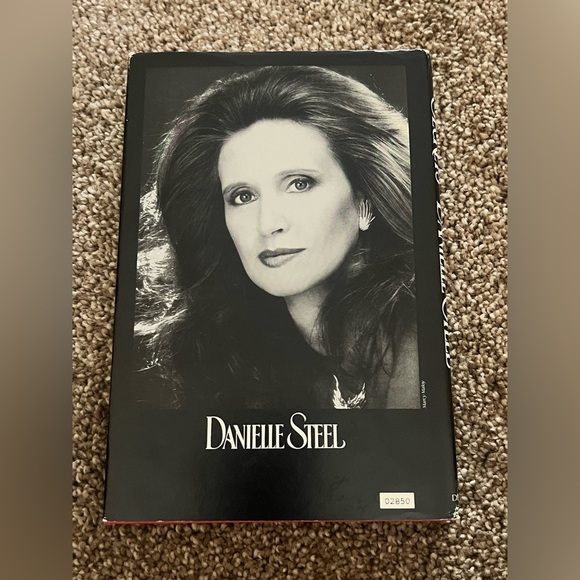 Danielle Steel, Secrets, Hardcover Book Club Edition 1985 - Picture 2 of 5